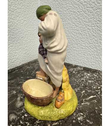 Статуэтка "Кормящая мать"