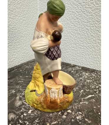 Статуэтка "Кормящая мать"