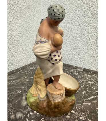 Статуэтка "Кормящая мать"