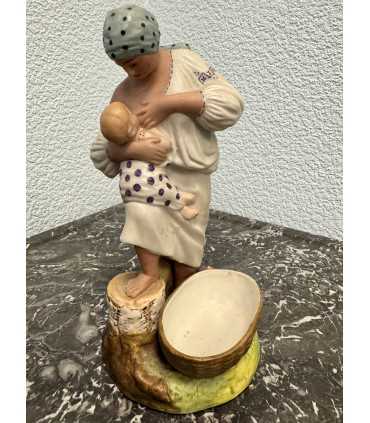 Статуэтка "Кормящая мать"