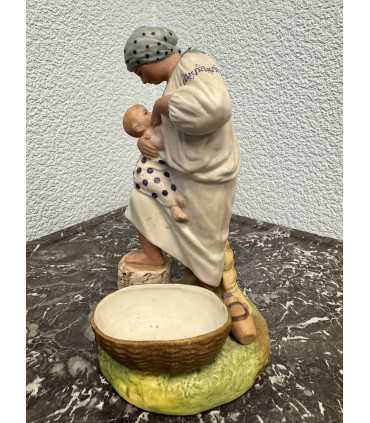 Статуэтка "Кормящая мать"