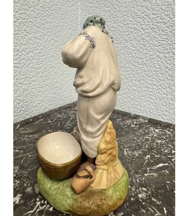 Статуэтка "Кормящая мать"