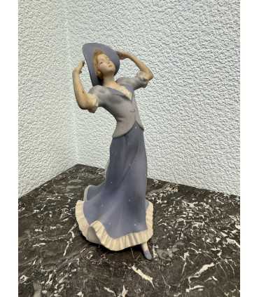 Статуэтка "Дама в шляпе"