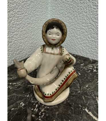 Статуэтка "Якутка с севрюгой"