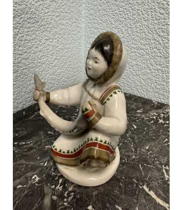 Статуэтка "Якутка с севрюгой"