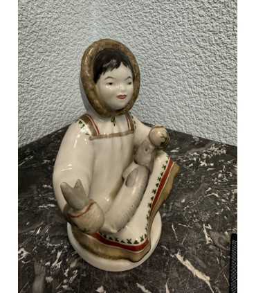 Статуэтка "Якутка с севрюгой"