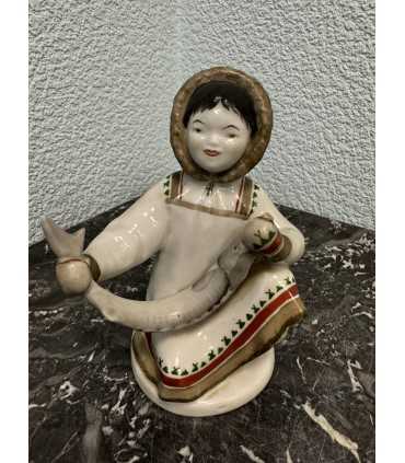 Статуэтка "Якутка с севрюгой"