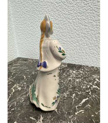 Статуэтка "Девушка с голубем"