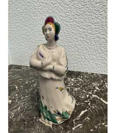 Статуэтка "Девушка с голубем"