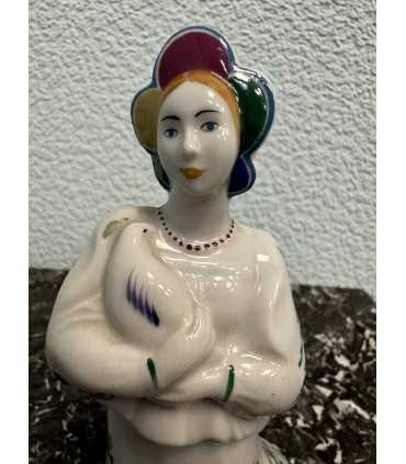 Статуэтка "Девушка с голубем"