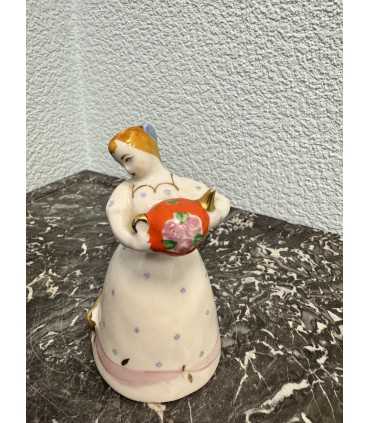 Статуэтка "Девочка с чайником"