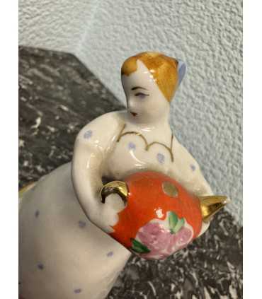 Статуэтка "Девочка с чайником"