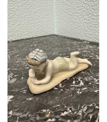 Статуэтка "Мальчик на пляже"