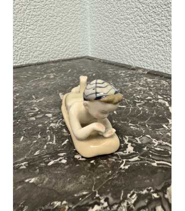 Статуэтка "Мальчик на пляже"