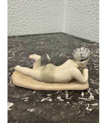 Статуэтка "Мальчик на пляже"