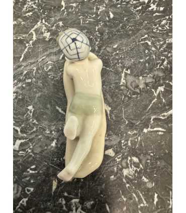 Статуэтка "Мальчик на пляже"