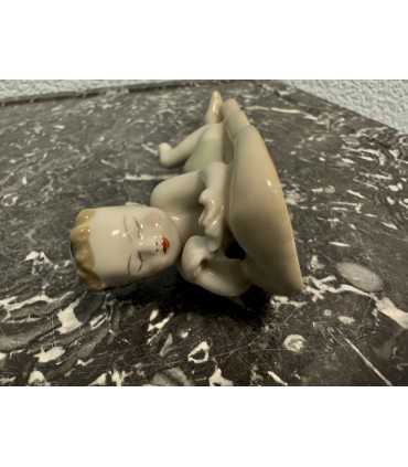 Статуэтка "Мальчик на пляже"