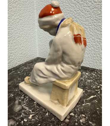 Статуэтка «Девочка надевает коньки»