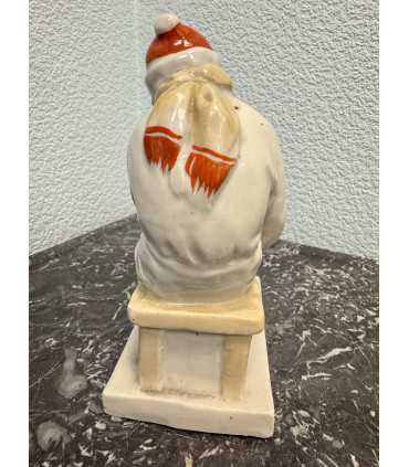 Статуэтка «Девочка надевает коньки»