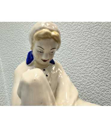 Статуэтка «Девочка надевает коньки»