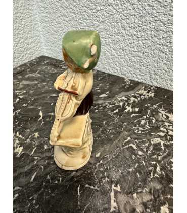 Статуэтка «Мальчик и скрипка»