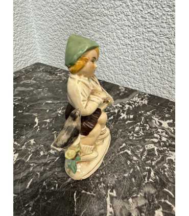 Статуэтка «Мальчик и скрипка»