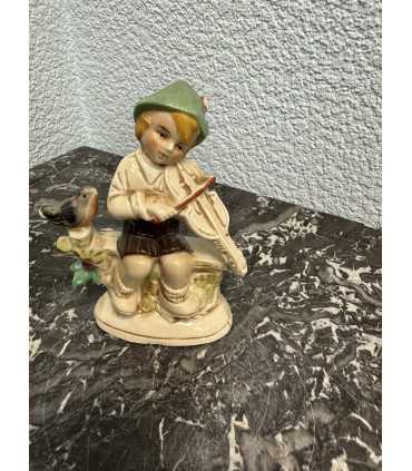 Статуэтка «Мальчик и скрипка»