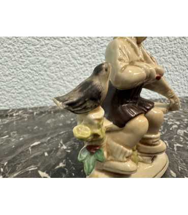 Статуэтка «Мальчик и скрипка»