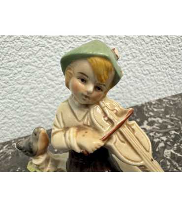 Статуэтка «Мальчик и скрипка»