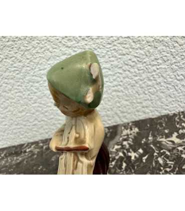 Статуэтка «Мальчик и скрипка»