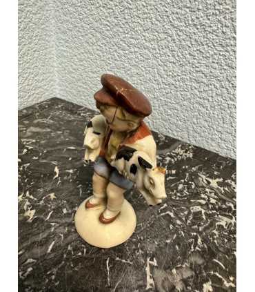Статуэтка «Мальчик с поросятами"