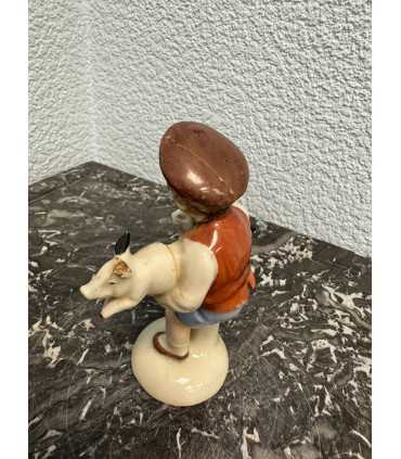 Статуэтка «Мальчик с поросятами"