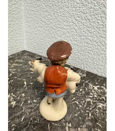 Статуэтка «Мальчик с поросятами"