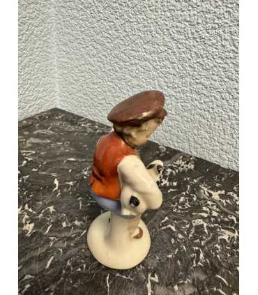 Статуэтка «Мальчик с поросятами"