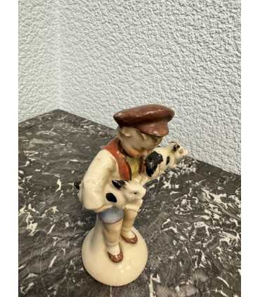 Статуэтка «Мальчик с поросятами"