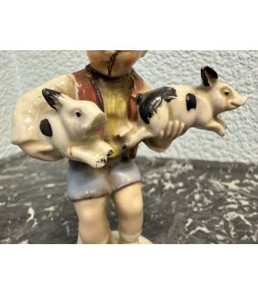 Статуэтка «Мальчик с поросятами"