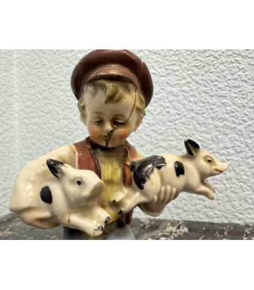 Статуэтка «Мальчик с поросятами"