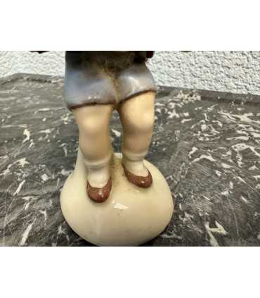 Статуэтка «Мальчик с поросятами"