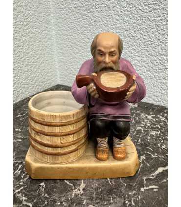 Статуэтка "Крестьянин, пьющий воду из ковша"