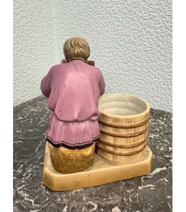 Статуэтка "Крестьянин, пьющий воду из ковша"