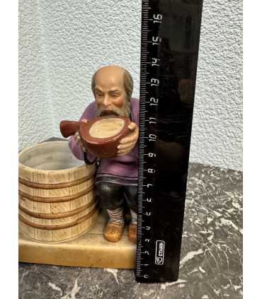 Статуэтка "Крестьянин, пьющий воду из ковша"