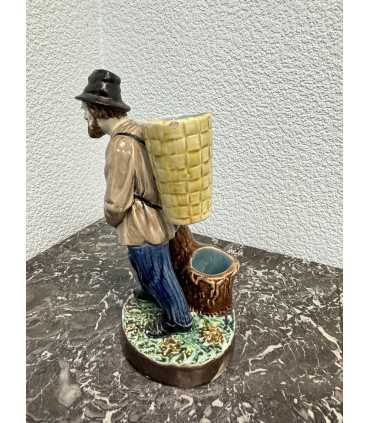 Статуэтка "Мужик с корзинкой"