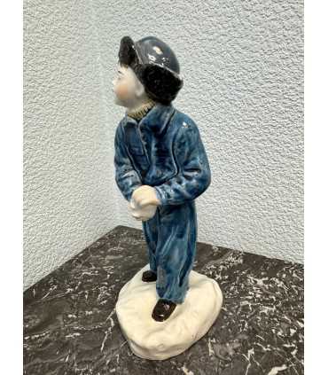 Статуэтка "Мальчик со снежком"