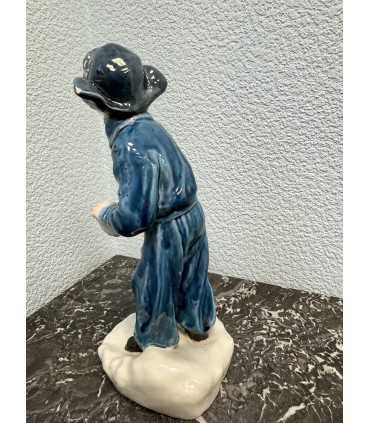 Статуэтка "Мальчик со снежком"