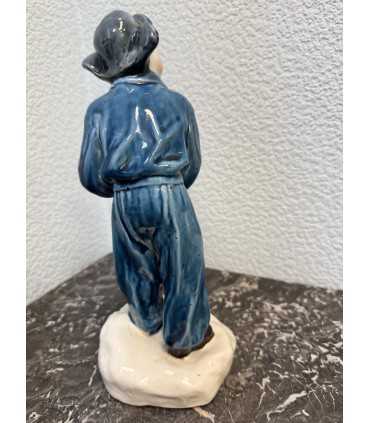 Статуэтка "Мальчик со снежком"