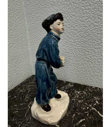 Статуэтка "Мальчик со снежком"