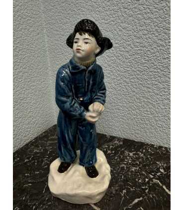 Статуэтка "Мальчик со снежком"