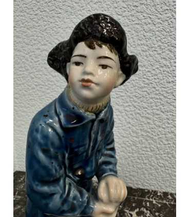 Статуэтка "Мальчик со снежком"