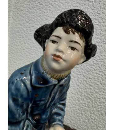 Статуэтка "Мальчик со снежком"