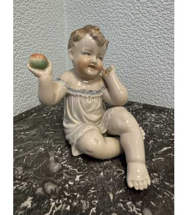 Статуэтка "Пупс с яблоком"